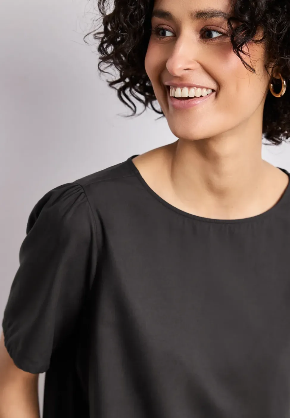 Bluse mit Rundhals und kurzen Puffärmeln