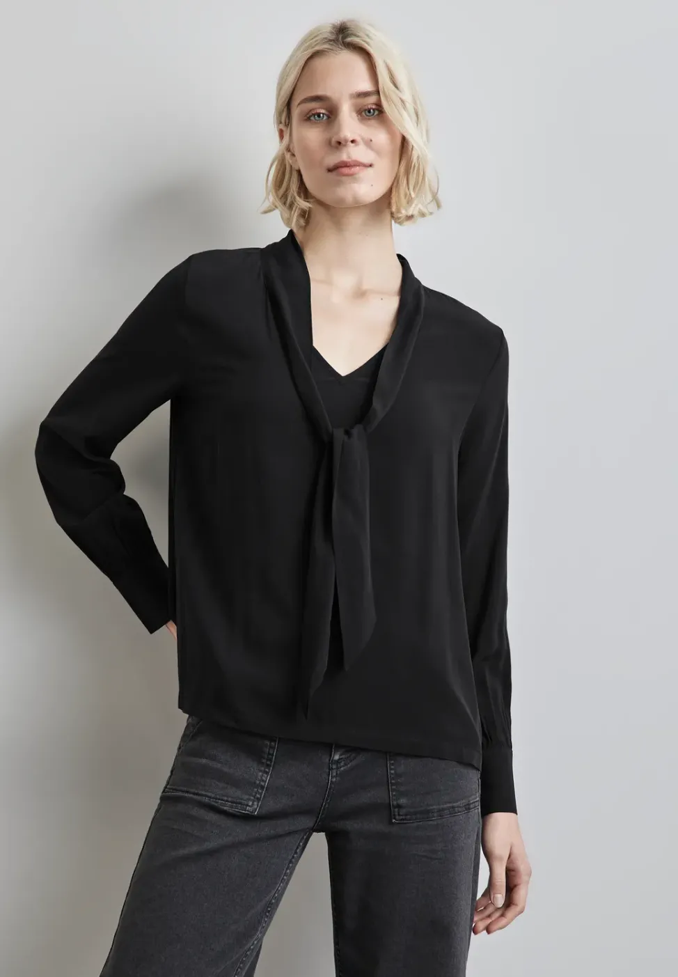 Bluse mit Schleife