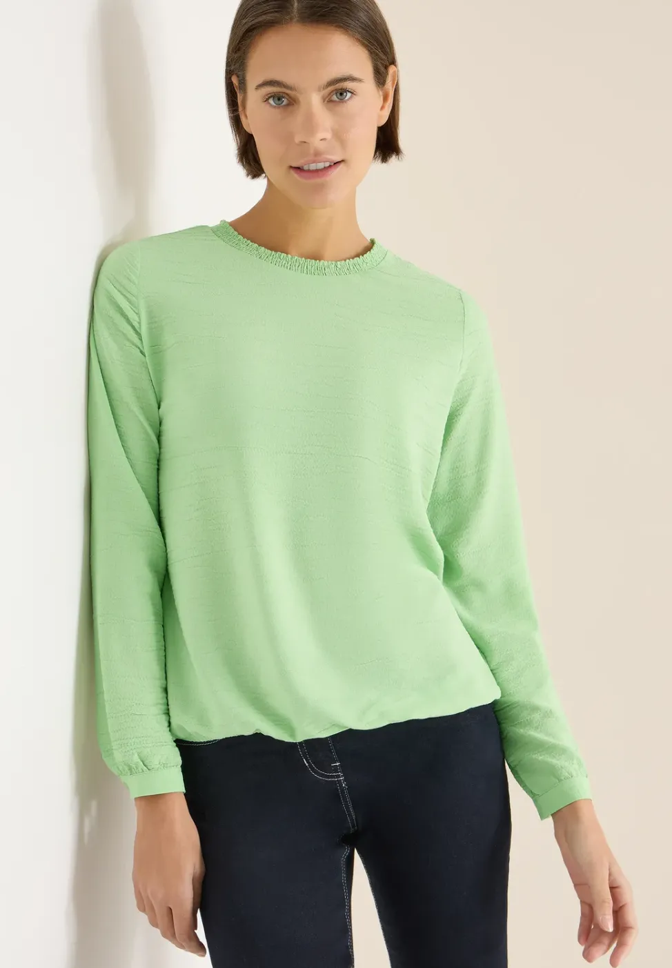 Bluse mit Smock-Ausschnitt