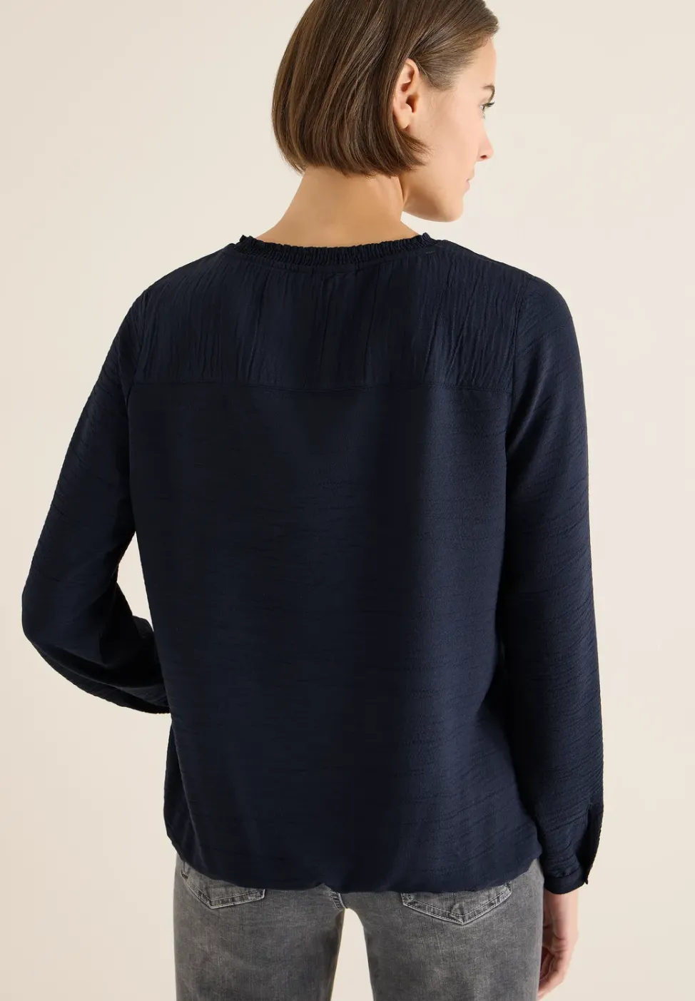 Bluse mit Smock-Ausschnitt