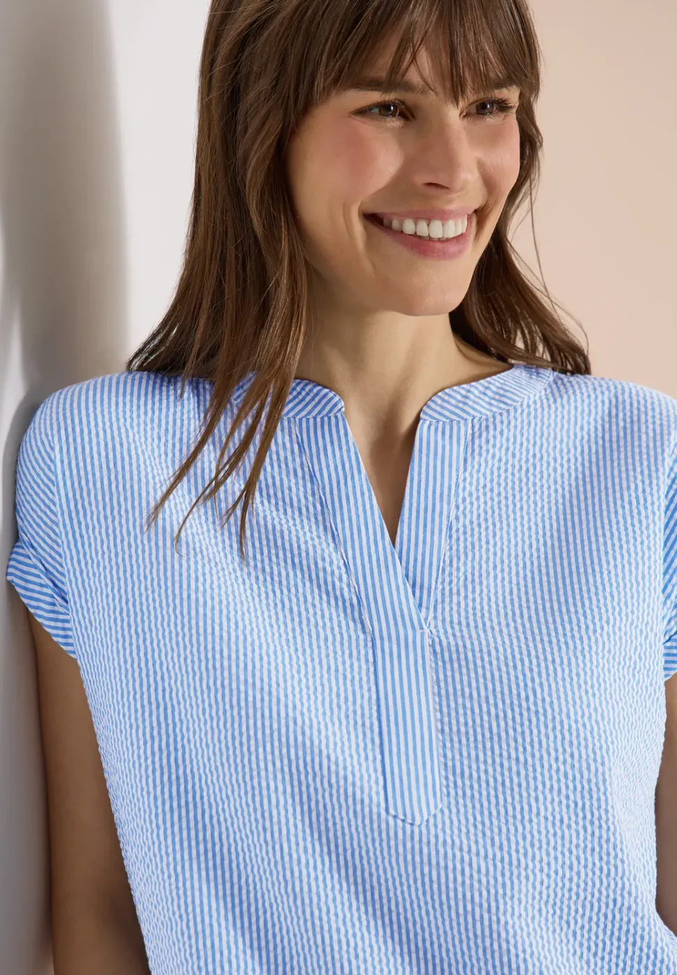 Bluse mit Split Neck in Seersuckerqualität