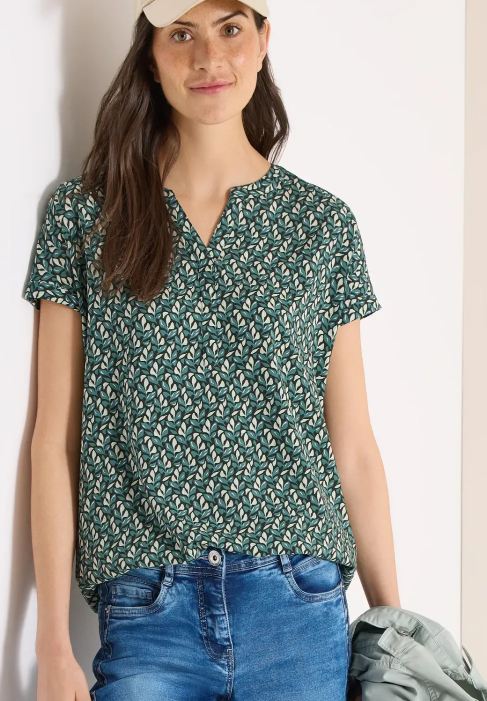 Bluse mit Split Neck und Minimal Print