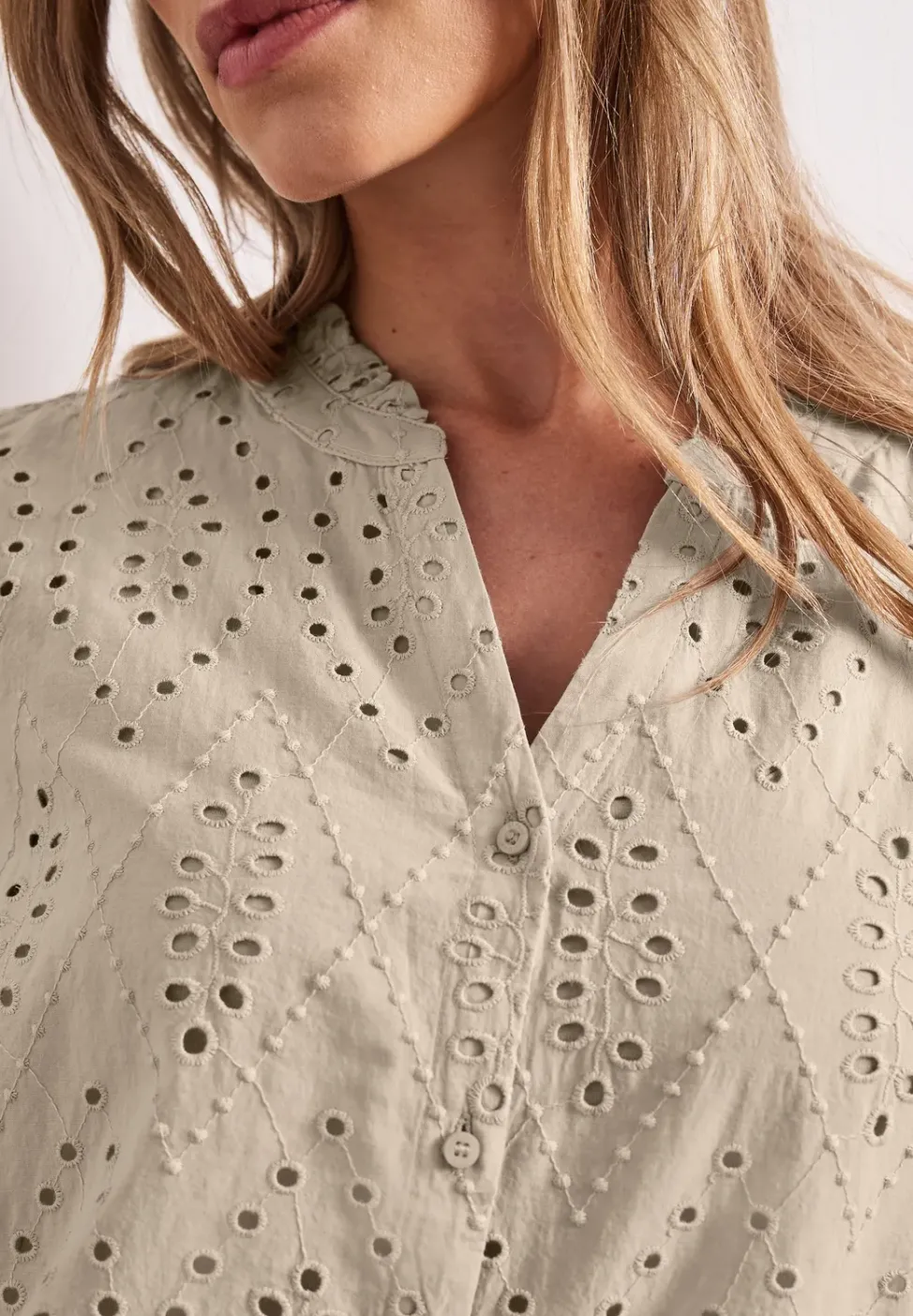 Bluse mit Split Neck und Shiffley-Muster