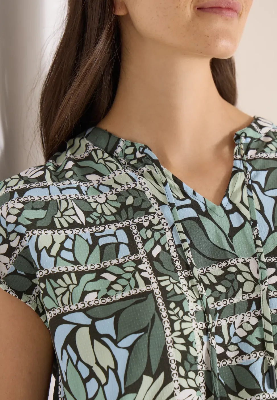 Bluse mit Split Neck und Strukturmix