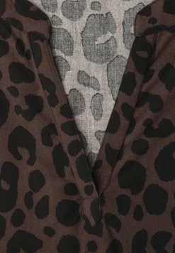 Blusenshirt mit Split Neck und Leo-Muster