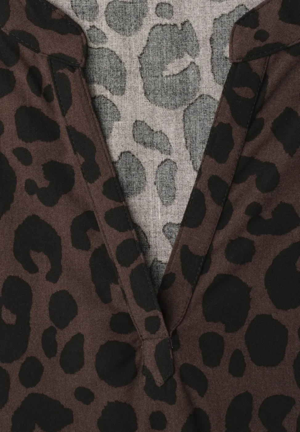 Blusenshirt mit Split Neck und Leo-Muster