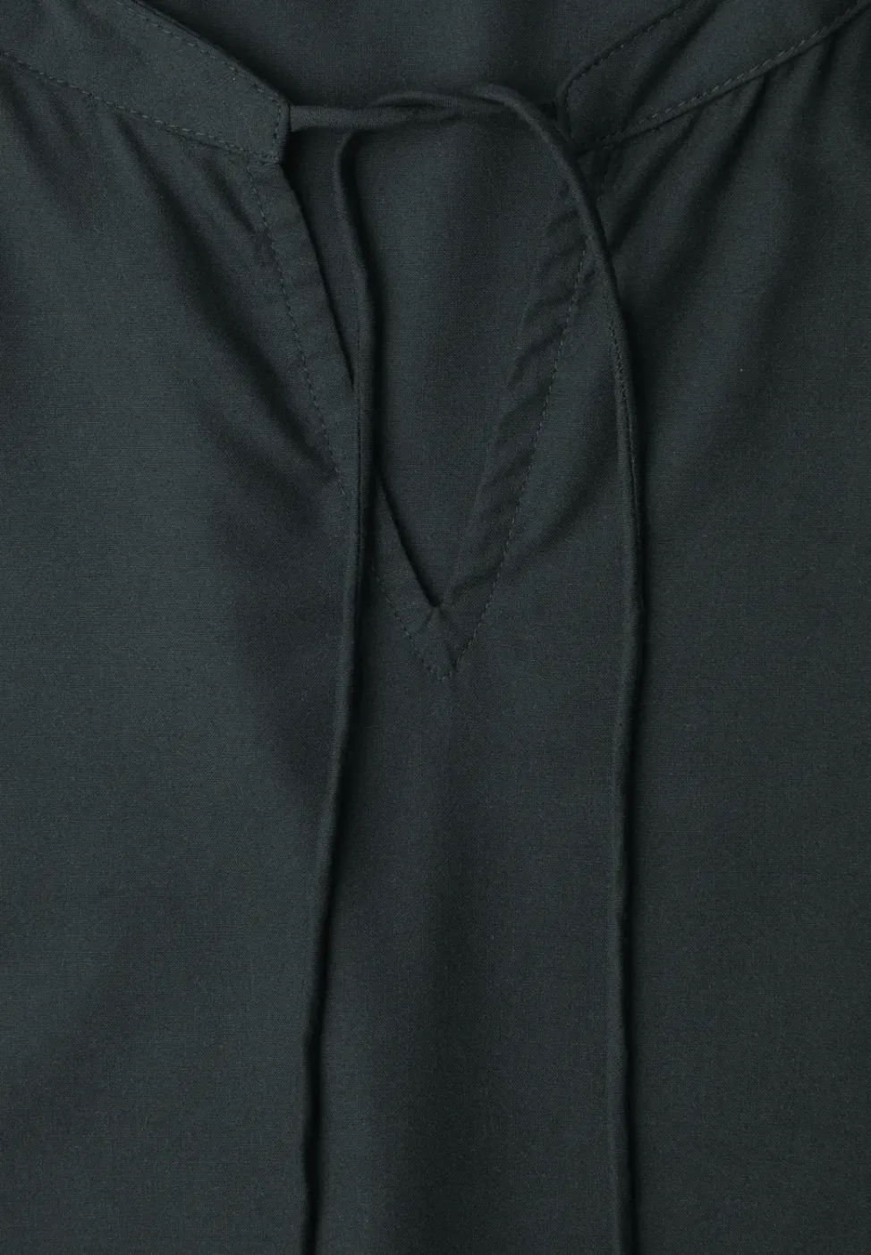 Blusenshirt mit Split Neck und Smokdetail
