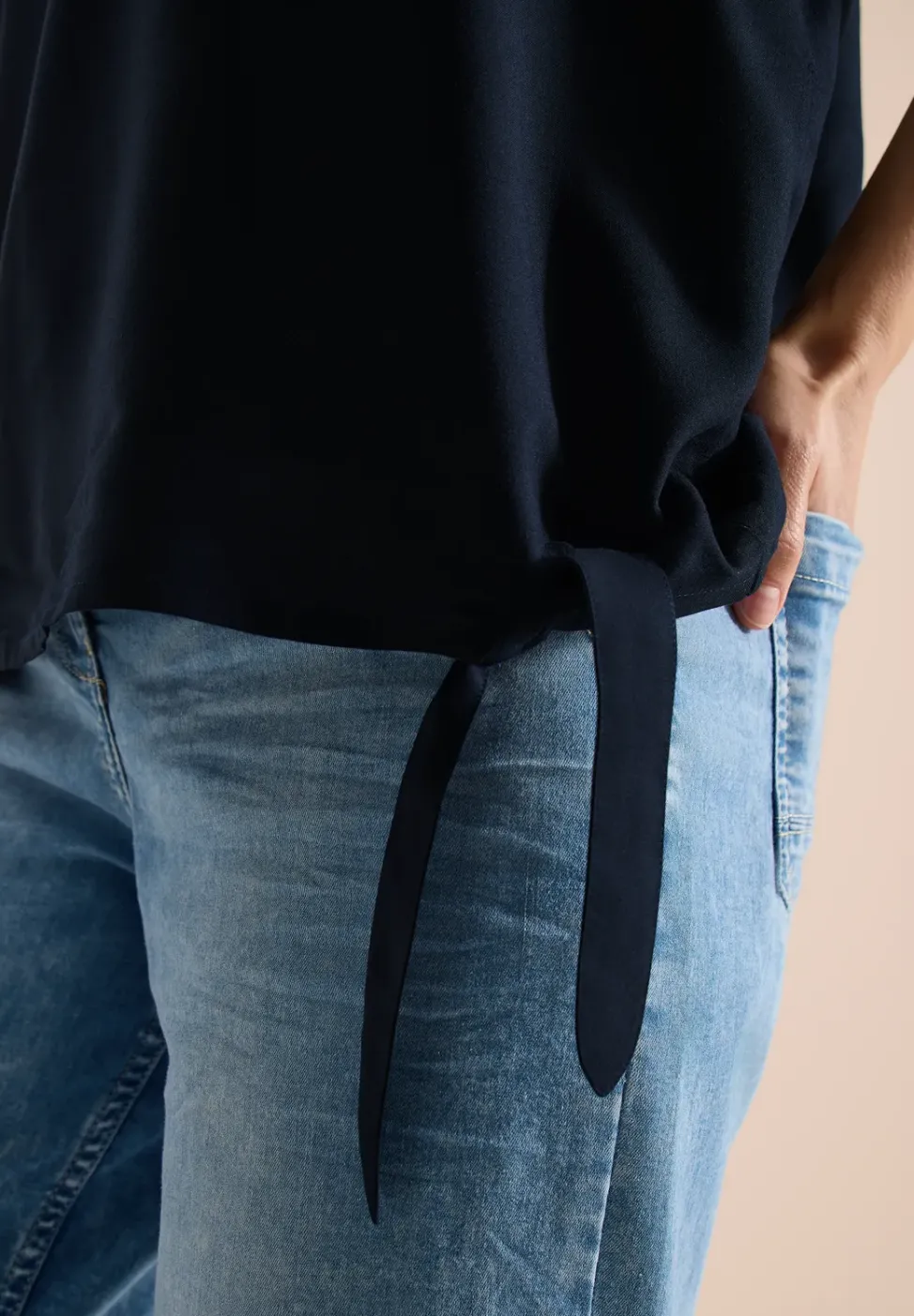 Blusenshirt mit V-Neck und Knoten