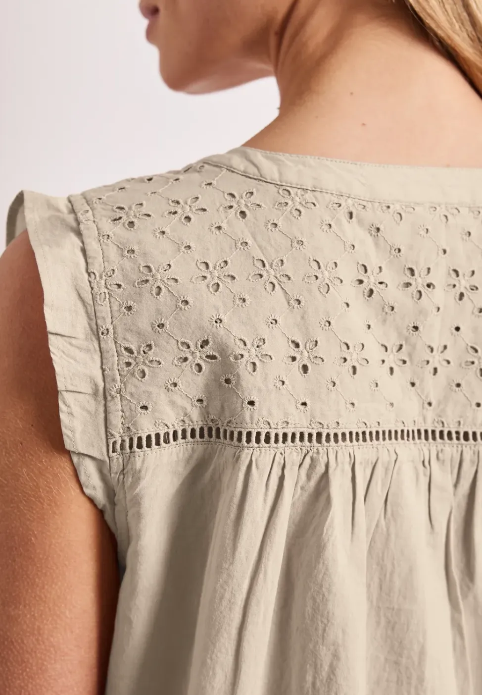 Blusentop mit Split Neck und Shiffleydetails