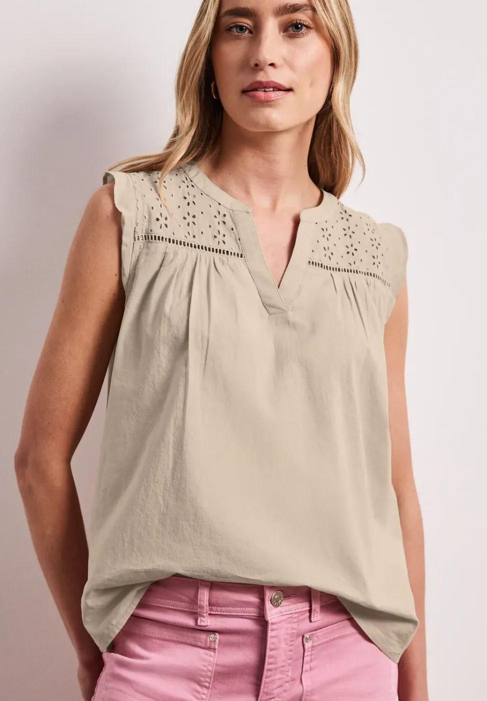 Blusentop mit Split Neck und Shiffleydetails