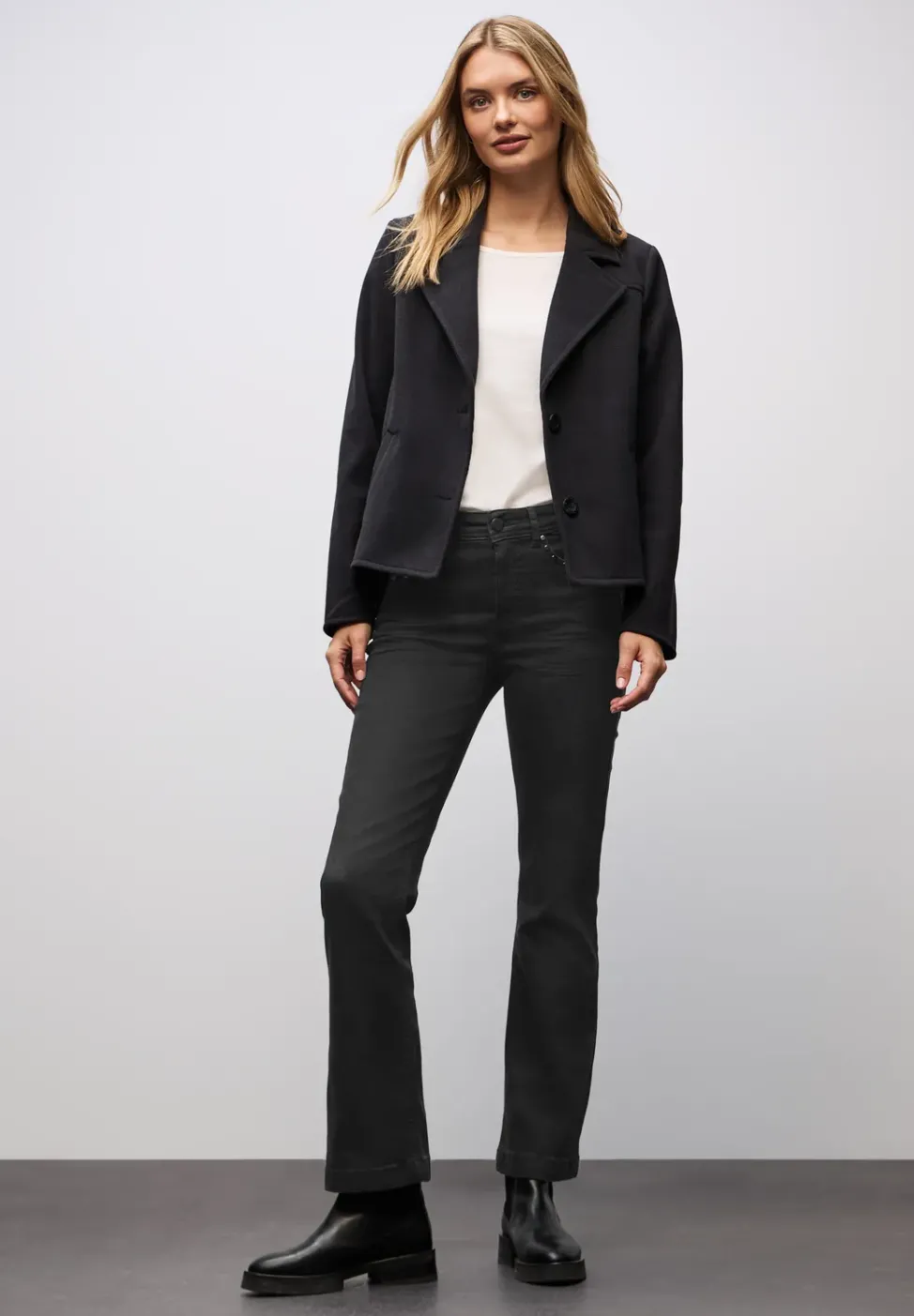 Bootcut Jeans mit Nieten