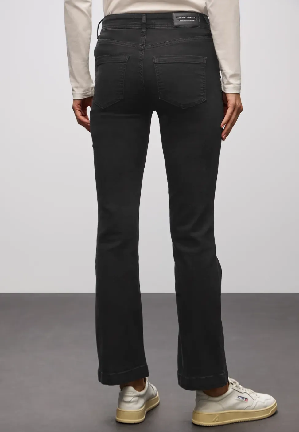 Bootcut Jeans mit Nieten