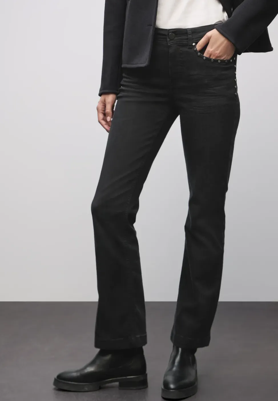 Bootcut Jeans mit Nieten