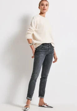 Casual Fit Jeans