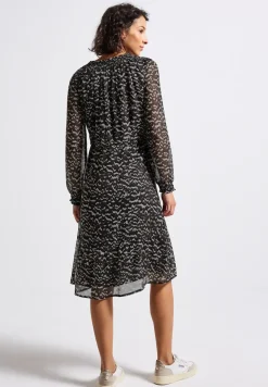 Chiffonkleid mit Smokdetails