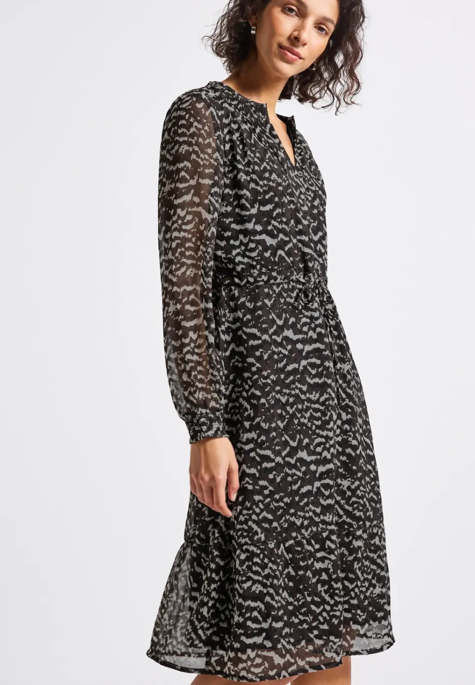 Chiffonkleid mit Smokdetails