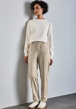 Chino mit Knopfdetail