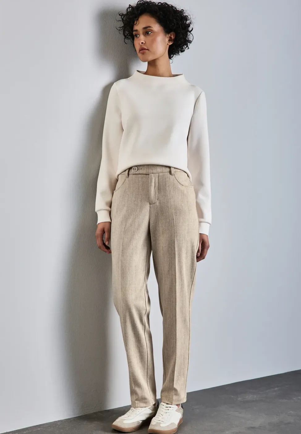 Chino mit Knopfdetail