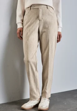 Chino mit Knopfdetail