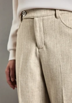 Chino mit Knopfdetail