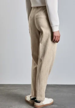 Chino mit Knopfdetail