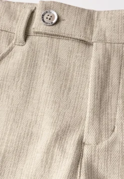 Chino mit Knopfdetail