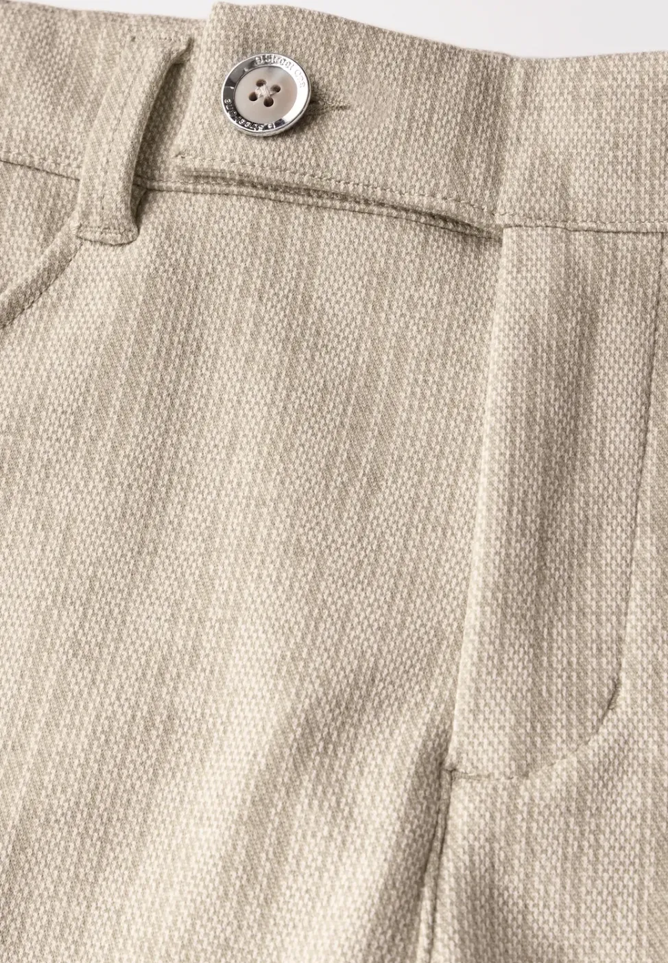 Chino mit Knopfdetail
