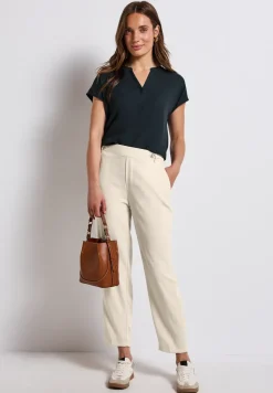 Chino mit Knopfdetail