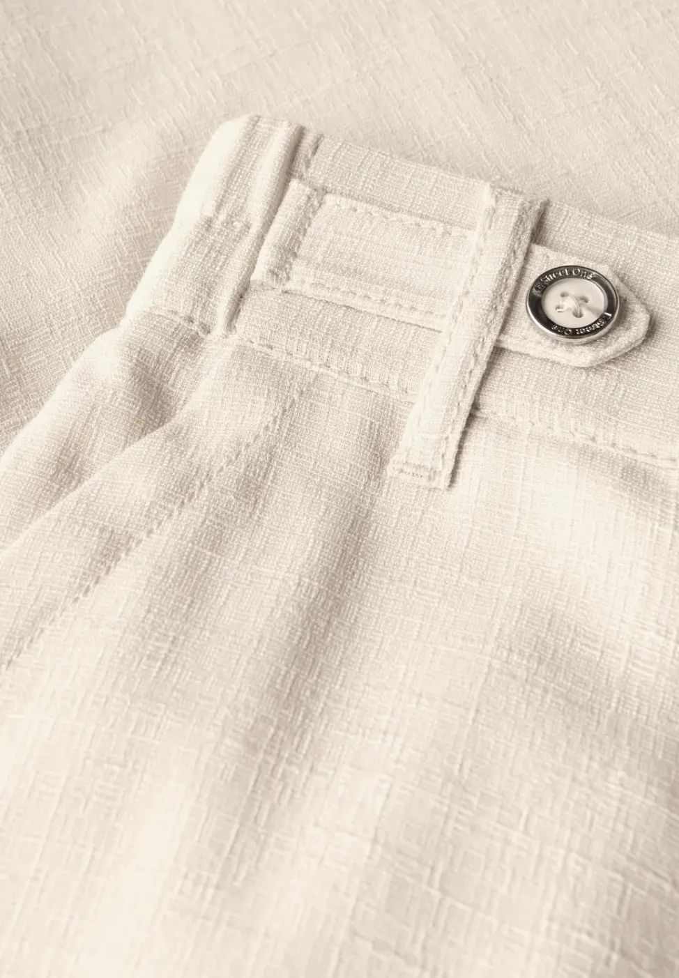 Chino mit Knopfdetail