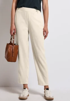 Chino mit Knopfdetail