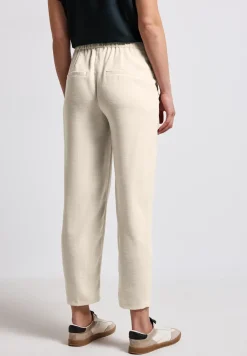 Chino mit Knopfdetail