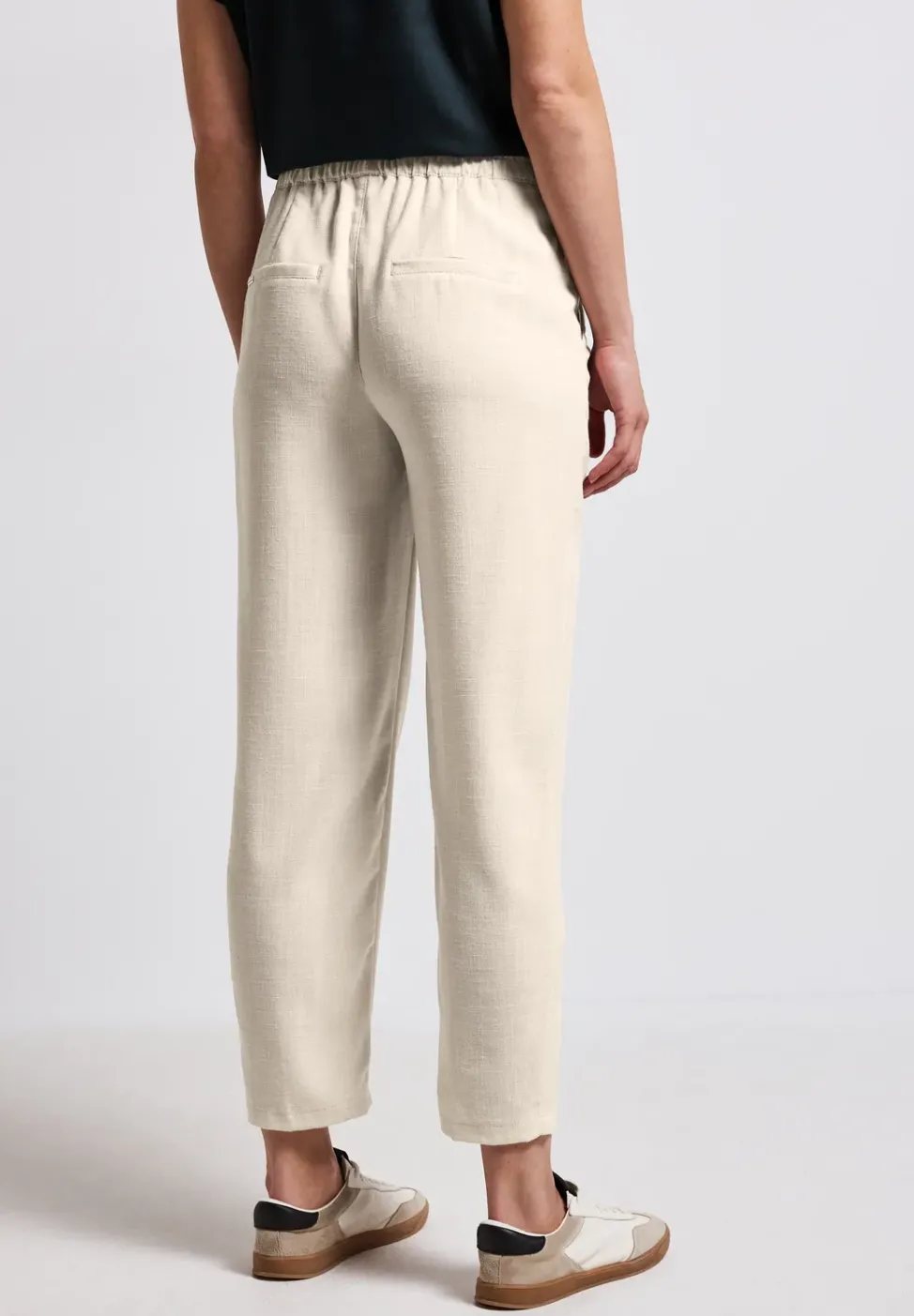 Chino mit Knopfdetail