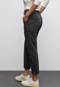 Chino mit Tapedetails