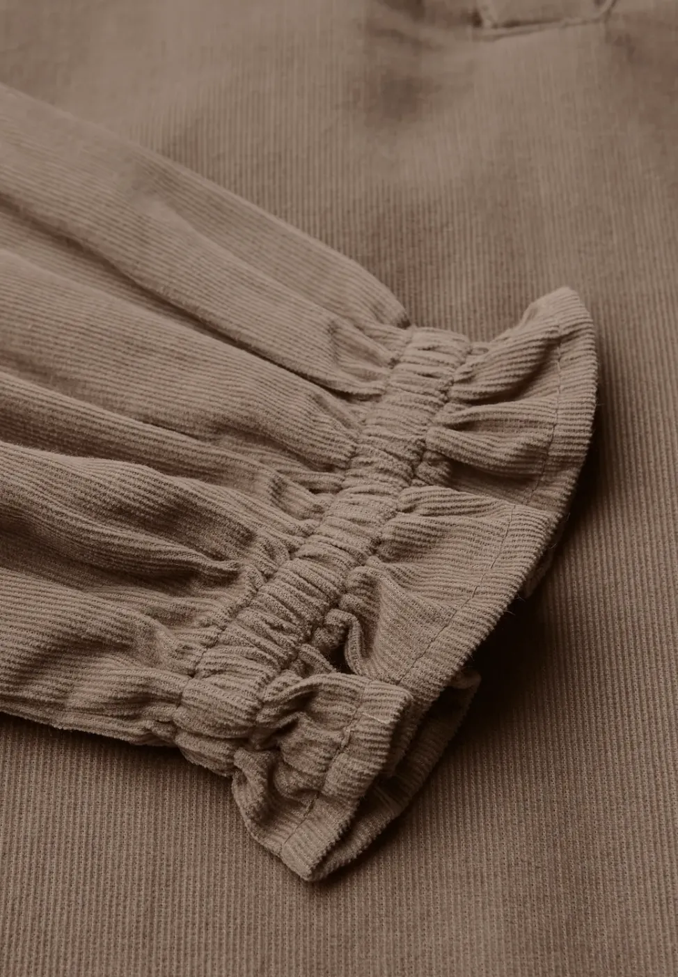 Cordbluse mit Rüschendetails