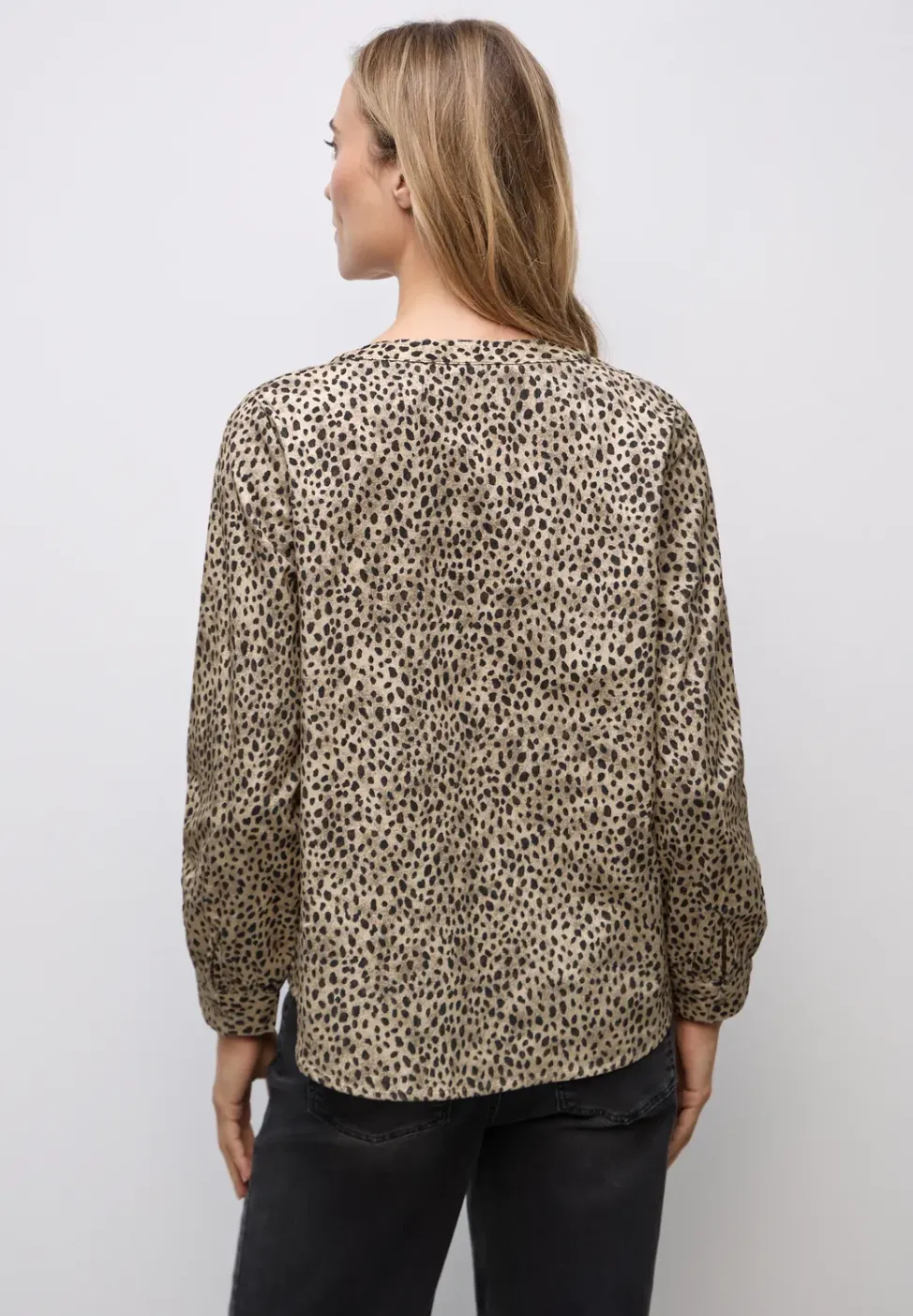 Cordbluse im Leo-Look