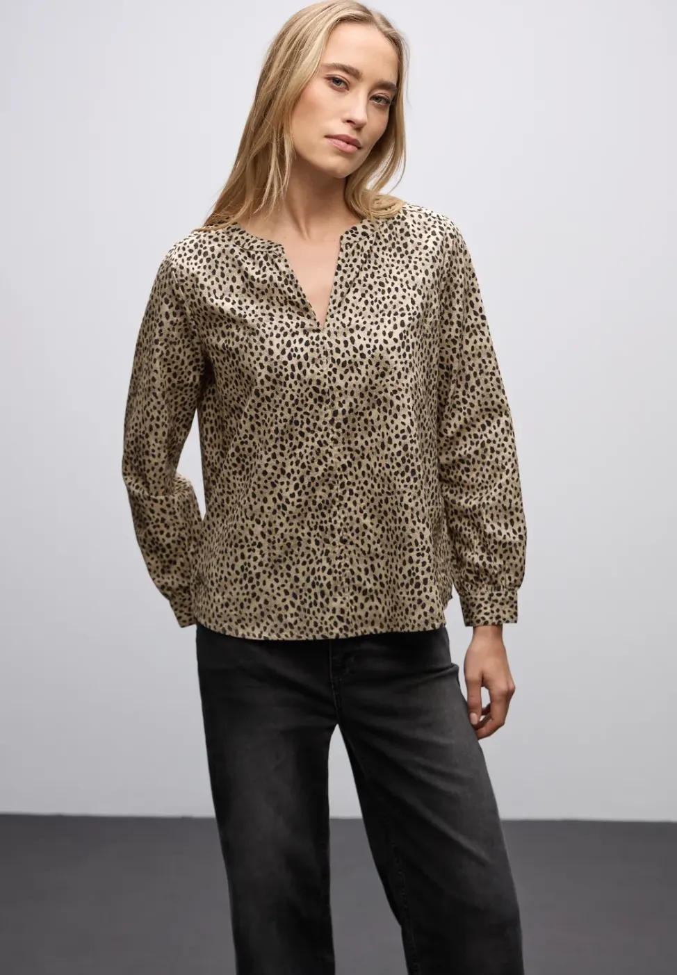 Cordbluse im Leo-Look