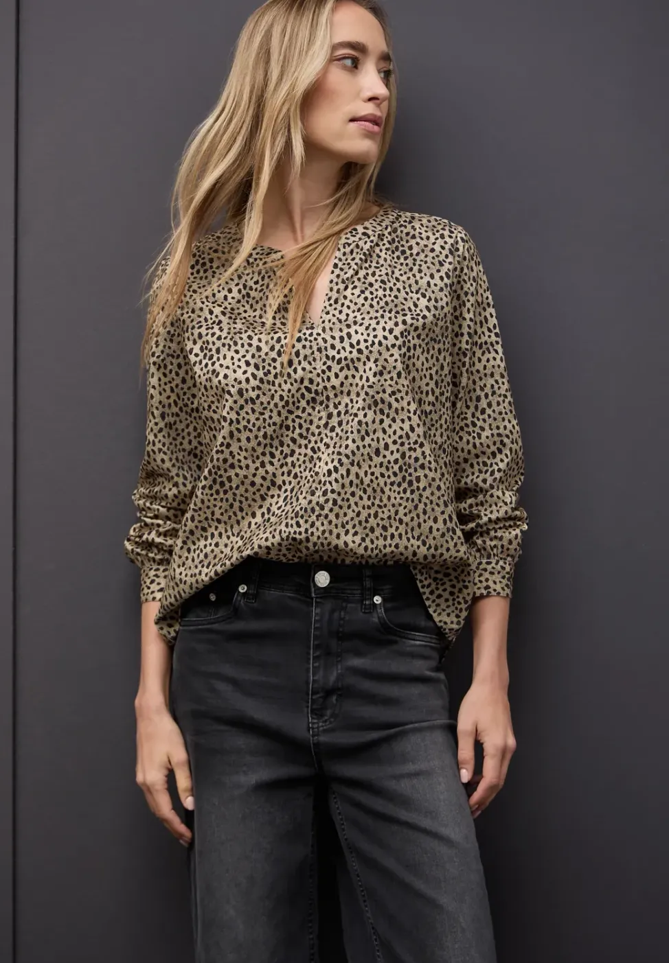 Cordbluse im Leo-Look