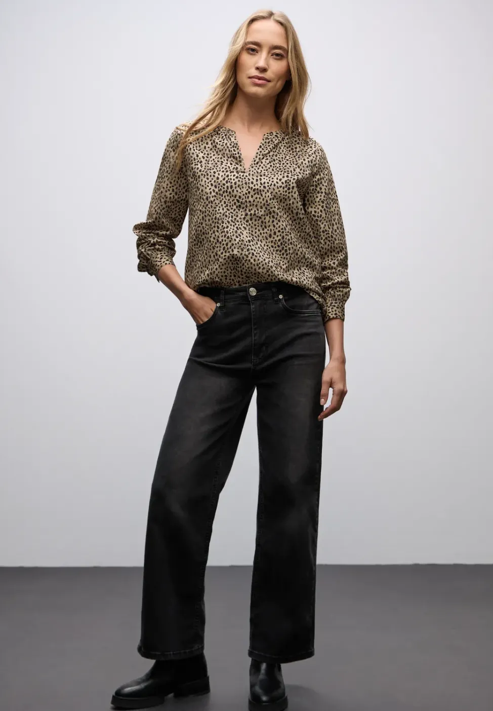 Cordbluse im Leo-Look