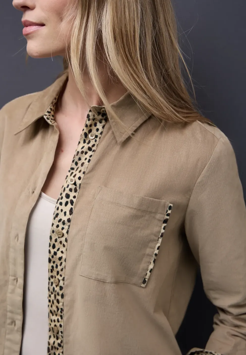 Cordbluse mit Tapedetails