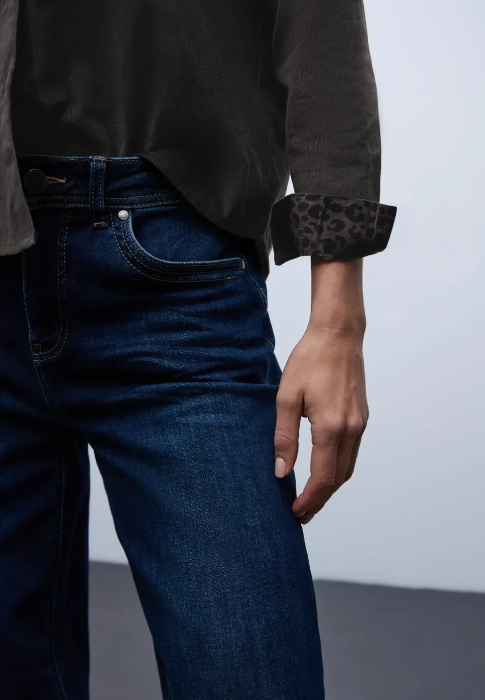 Cordbluse mit Tapedetails