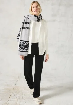 Gemusterter Strickschal