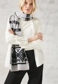 Gemusterter Strickschal