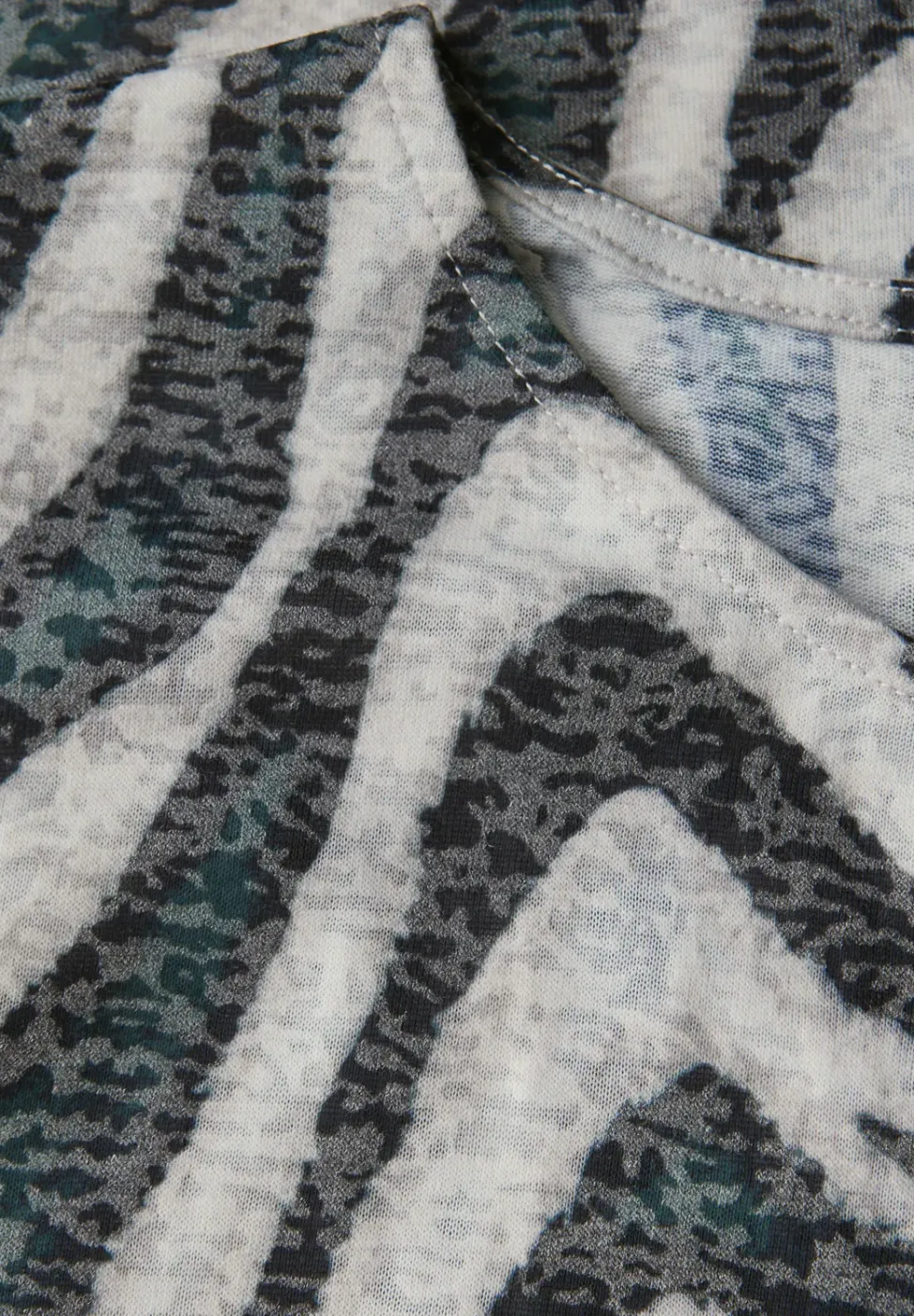 Gemustertes Ausbrenner-Shirt