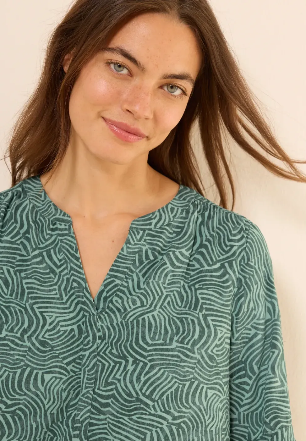 Gemusterte Split Neck Bluse