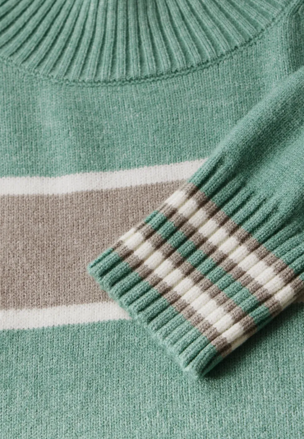 Gestreifter Pullover