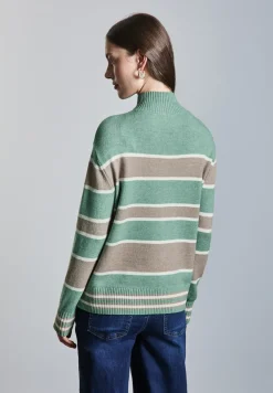 Gestreifter Pullover
