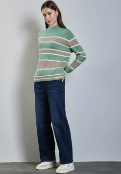 Gestreifter Pullover