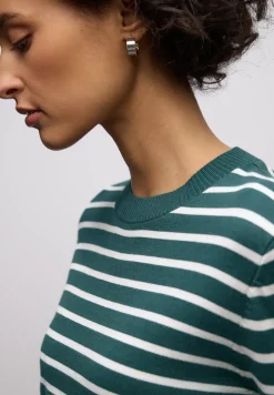 Gestreifter Pullover
