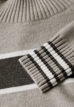Gestreifter Pullover