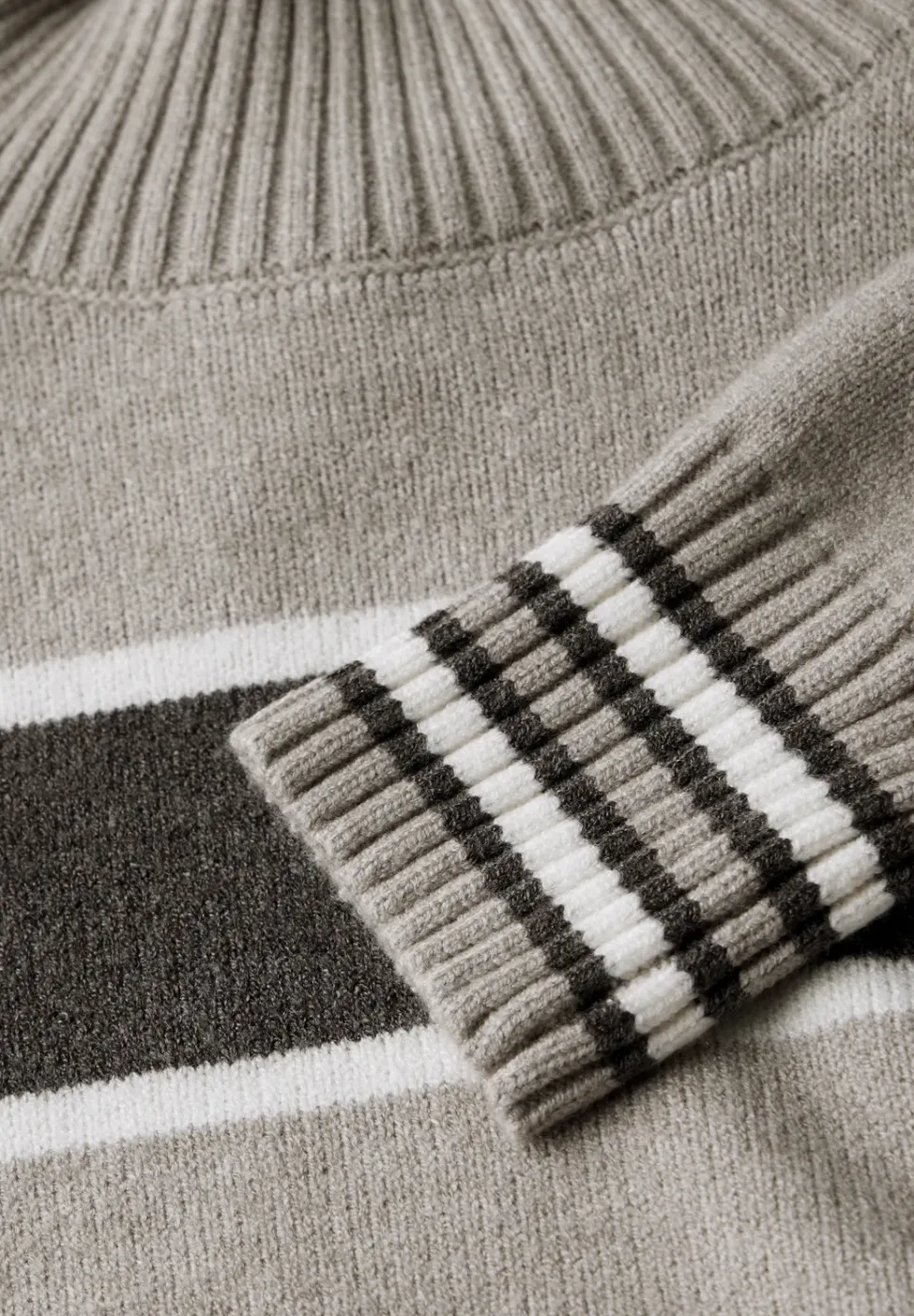 Gestreifter Pullover